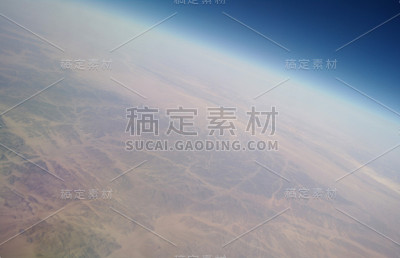 从飞机窗口看云和地球