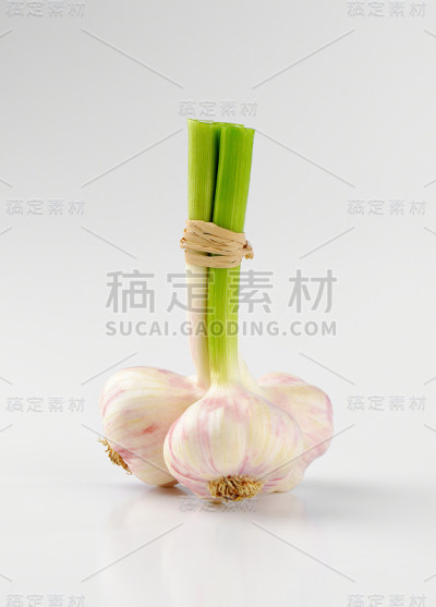 三个大蒜鳞茎