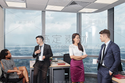 同事们享受咖啡休息时间
