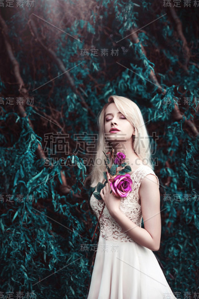 带着玫瑰花的年轻女子