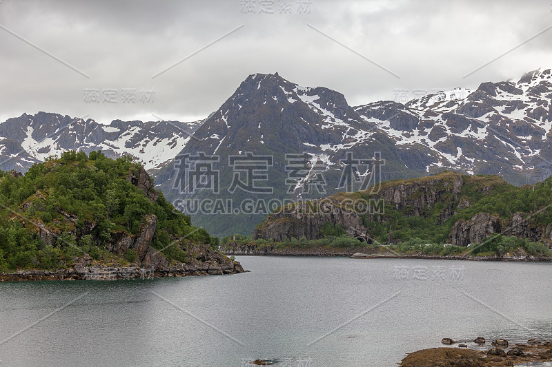 美丽的挪威的风景。海湾的景色。挪威理想的峡湾倒影在清澈的水中