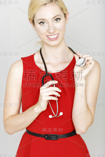带听诊器的女医生