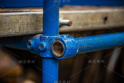 生锈的脚手架管接头为蓝色