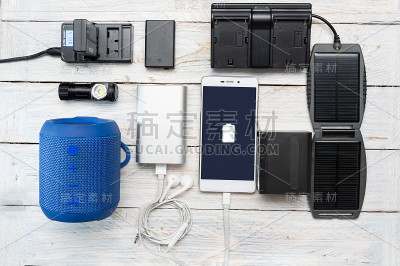Powerbank和各种电池。电池充电。向银行赊账。