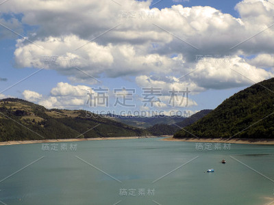 景观以水库、人工湖和山林环抱