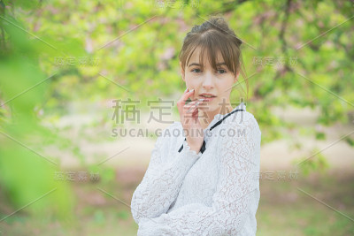 年轻女子被树治好了