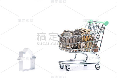装满硬币的购物车。孤立在白色