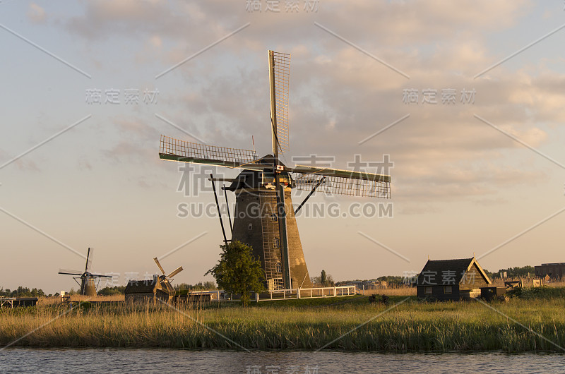 夕阳中的荷兰风车(Kinderdijk)