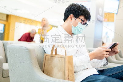 男性患者在医院使用智能手机
