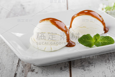 白色冰淇淋加焦糖
