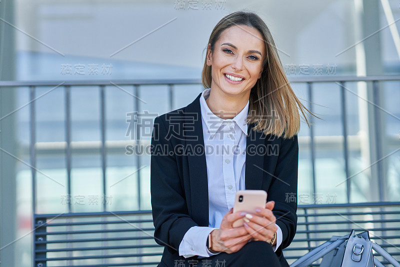 在火车站里坐着等车的优雅女子