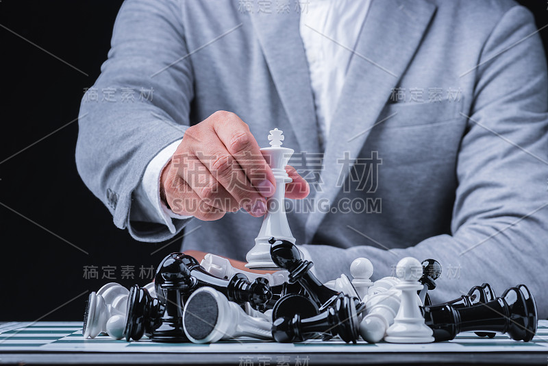 商人玩象棋游戏。商业战略和战术的概念。战略、管理或领导概念