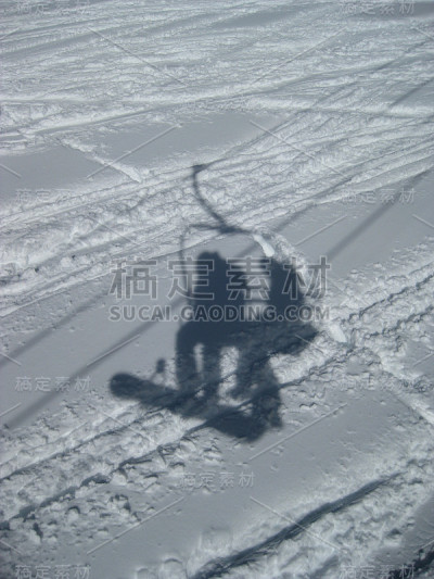 自然:滑雪缆车在雪中，夫妇在反射
