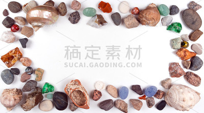贝壳和鹅卵石的照片框架在光的背景