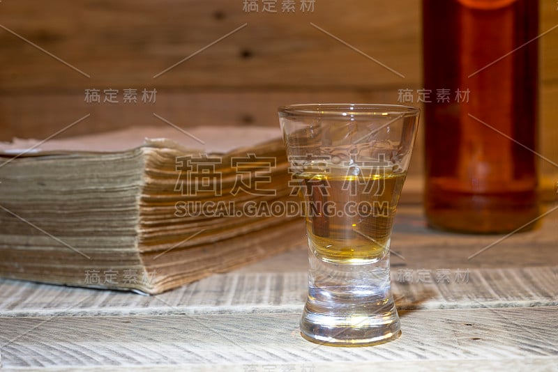 加白兰地或威士忌的鸡尾酒杯