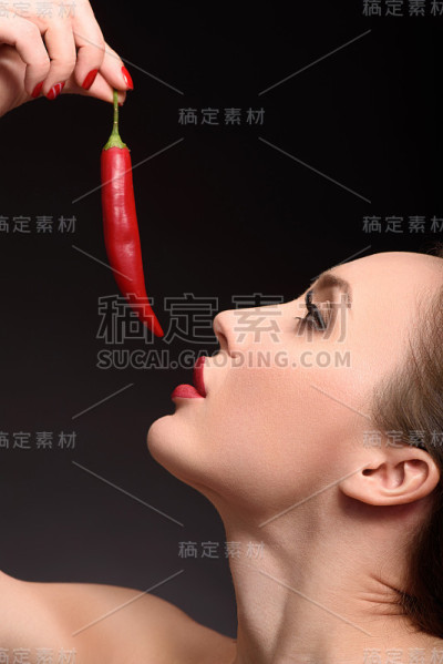 诱人的女孩与辣椒调情