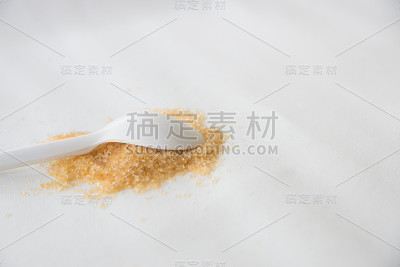 白底红糖。