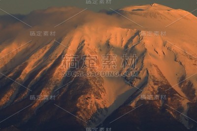 日出时的岩手山