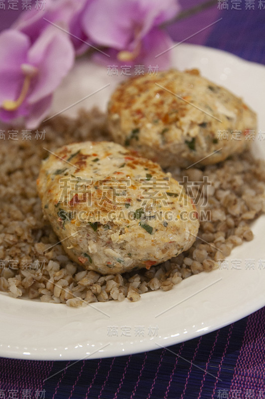 鸡肉丸与香料和荞麦装饰