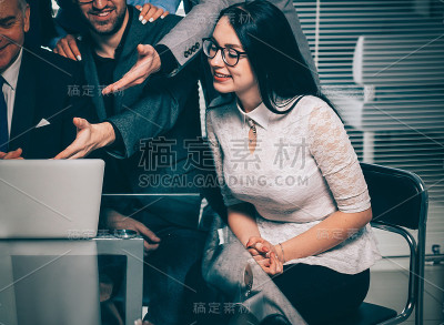 老板和快乐的业务团队为他们的成功鼓掌