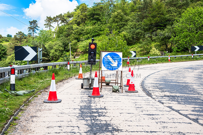 在道路修筑区开始处的交通标志及交通灯