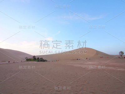 敦煌沙漠丝绸之路的一部分。在中国甘肃敦煌旅游。2013年10月14日