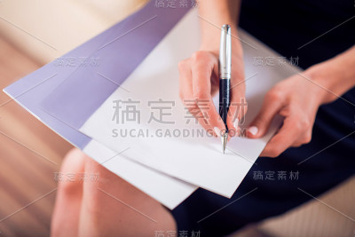 双手紧握在纸上