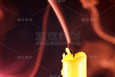 蜡烛熄灭后用彩色闪光灯在演播室里拍摄