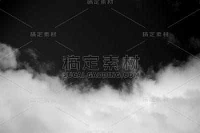 云在黑色的。