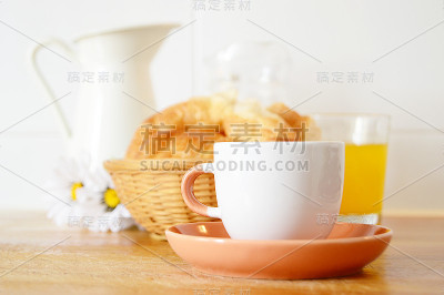 典型的乡村早餐——咖啡、果汁和羊角面包。