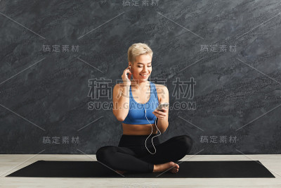 健身妇女正在健身房休息