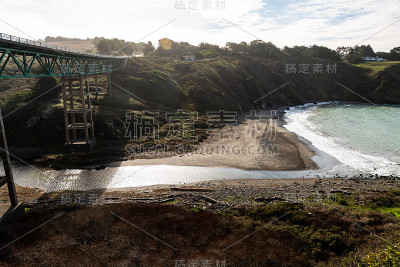 横跨峡谷的桥，小溪通向阿尔比恩卡的海洋。