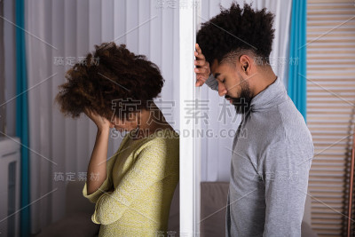 背靠背站着的不幸夫妇
