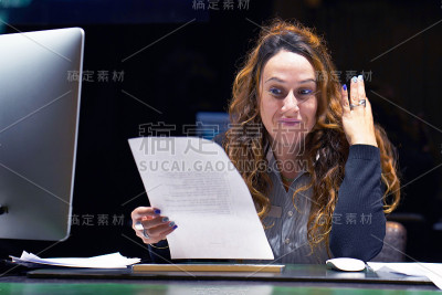 商务女性在办公室阅读文件