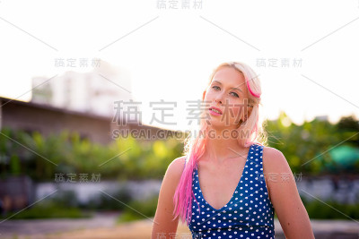 美丽的年轻女子户外与冷静的态度