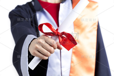 毕业典礼，学生手拿毕业证，在毕业典礼上取得大学的成功，观念教育祝贺，毕业典礼，在白色的背景下