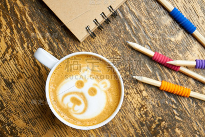 咖啡杯和铅笔。