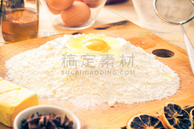 准备圣诞冰镇姜饼