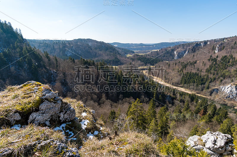 春天在美丽的多瑙河山谷徒步旅行