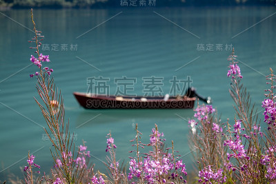 平静海面上的小船