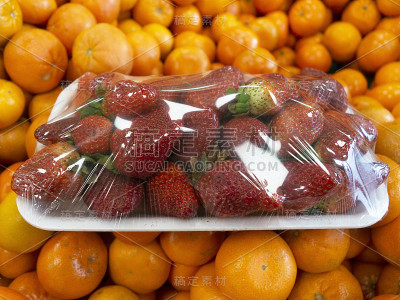 透明塑料袋与红色有机草莓市场
