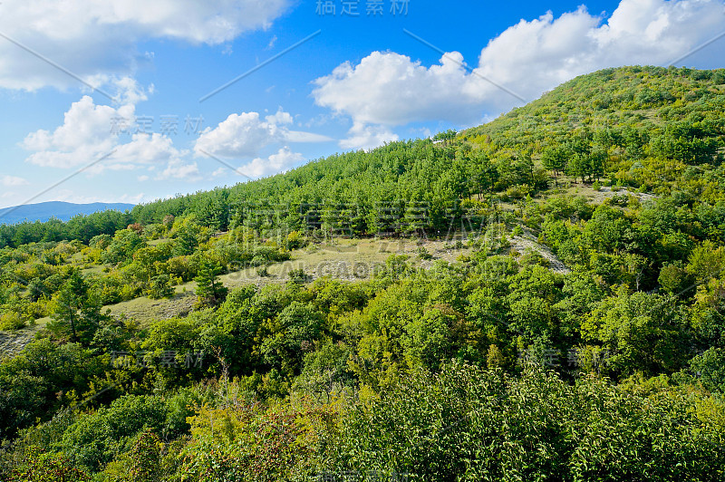 夏天有高山蓝天和白云