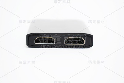 侧视图的黑色HDMI电缆有两个类似的端口连接电线，并放置在白色背景