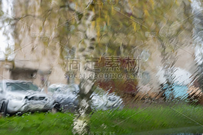 雨滴落在玻璃上