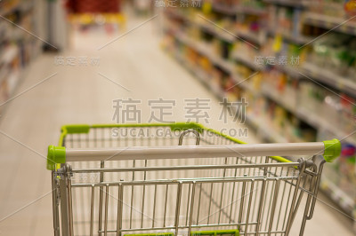 超市购物车，模糊对焦。