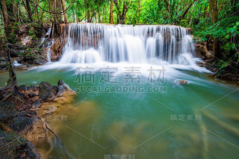 春天和雨季的瀑布与蓝色翡翠水彩在怀美卡明国家公园。