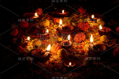 粘土灯盏在排灯节庆祝期间点燃。问候卡设计印度的光节日称为排灯节