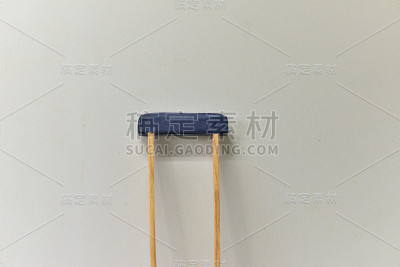 白色墙壁背景上的拐杖。