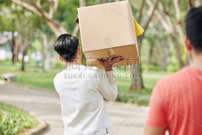 志愿者搬运一箱垃圾