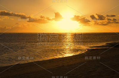 太阳穿过云层在日落